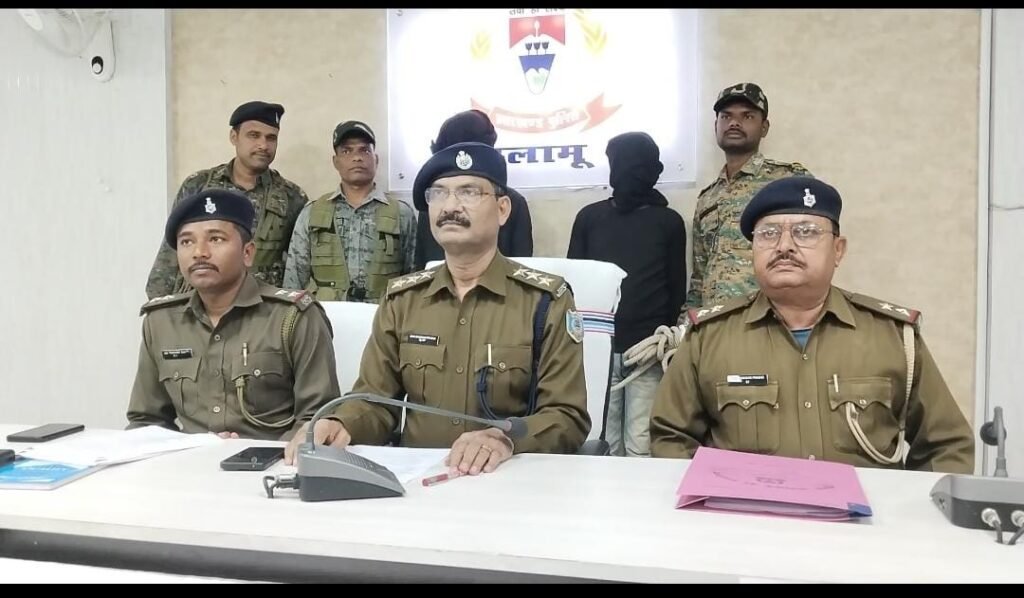 पलामू में पुलिस को मिली बड़ी सफलता, हथियार के साथ दो अपराधी गिरफ्तार